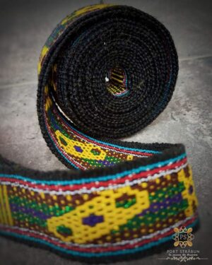 Frânghie/Bârneață tradițională țesută manual, realizată din PNA cu fir lame răsucit, ideală pentru costum popular, brâu sau decorațiuni rustice.