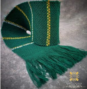 "Brâu tradițional românesc țesut manual, din strămătură verde, cu motive populare albe și galbene. Accesoriu autentic pentru costum popular, evenimente folclorice și festivaluri tradiționale."
