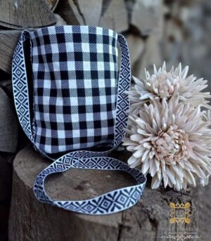 👜 Traista Populară din PNA – un accesoriu autentic ce îmbină tradiția românească cu utilitatea modernă. Cusături tradiționale, materiale durabile și un design versatil, ideal pentru evenimente folclorice sau purtare zilnică.