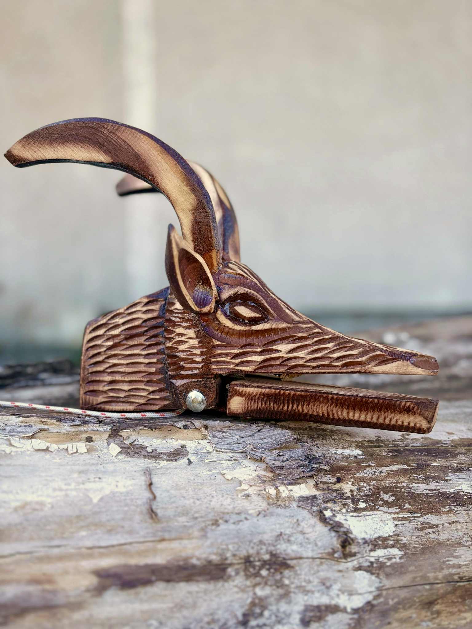 🐐 Cap de Capră Tradițional – Simbol Autentic al Folclorului Românesc Redescoperă farmecul sărbătorilor de iarnă cu acest cap de capră sculptat manual din lemn de tei! Un simbol esențial al Jocului Caprei, această piesă artizanală aduce autenticitatea tradițiilor românești în casa ta. Perfect pentru colindători, pasionați de folclor și iubitori de obiecte decorative rustice. 🎭 Tradiție & Semnificație Jocul Caprei este unul dintre cele mai spectaculoase obiceiuri românești, menit să alunge spiritele rele și să aducă noroc și prosperitate în noul an. Cu sunetul clopoțeilor și energia colindătorilor, acest ritual păstrează vie magia sărbătorilor! 🔥 De ce să alegi acest cap de capră? ✅ Sculptat manual în lemn de tei – ușor, durabil, autentic ✅ Simbol al obiceiurilor de iarnă – esențial pentru colindători ✅ Ideal pentru colecționari și pasionați de folclor ✅ Decor rustic – adaugă un aer tradițional oricărui spațiu 🎁 Cadoul perfect pentru iubitorii de tradiții Dăruiește un obiect de artizanat unic, plin de istorie și simbolism! Acest cap de capră este un accesoriu autentic pentru cei care prețuiesc folclorul românesc și tradițiile de iarnă. 📌 Comandă acum și adaugă un strop de autenticitate sărbătorilor tale!