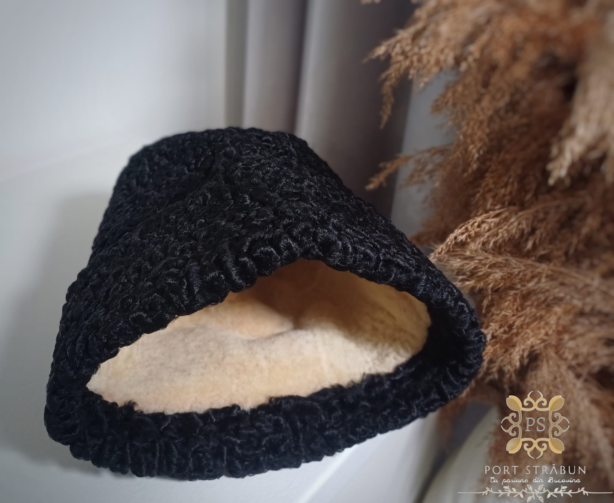 „Căciula Țărănească din Blană de Miel cu Bordură – autentică, confortabilă și elegantă. Realizată din materiale naturale, această piesă tradițională este perfectă pentru dansatori, ansambluri folclorice sau oricine iubește portul popular. Comandă acum și păstrează tradiția vie!”