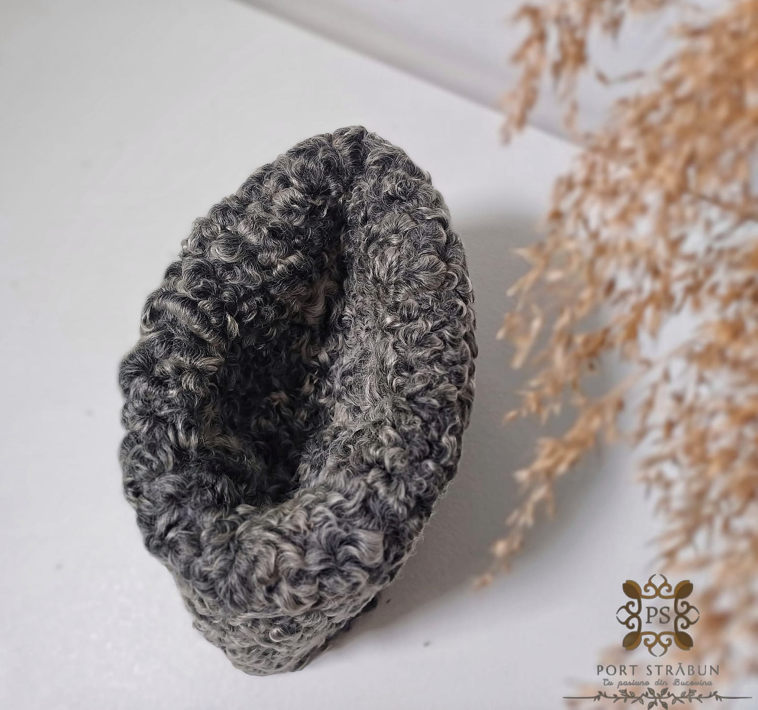 Cușma brumărie, cunoscută și sub denumirea de căciulă țărănească tradițională, reprezintă un simbol al moștenirii culturale românești. Fabricată din materiale naturale, această piesă versatilă poate fi purtată la evenimente folclorice, spectacole sau în viața de zi cu zi, completând armonios orice ținută autentică.