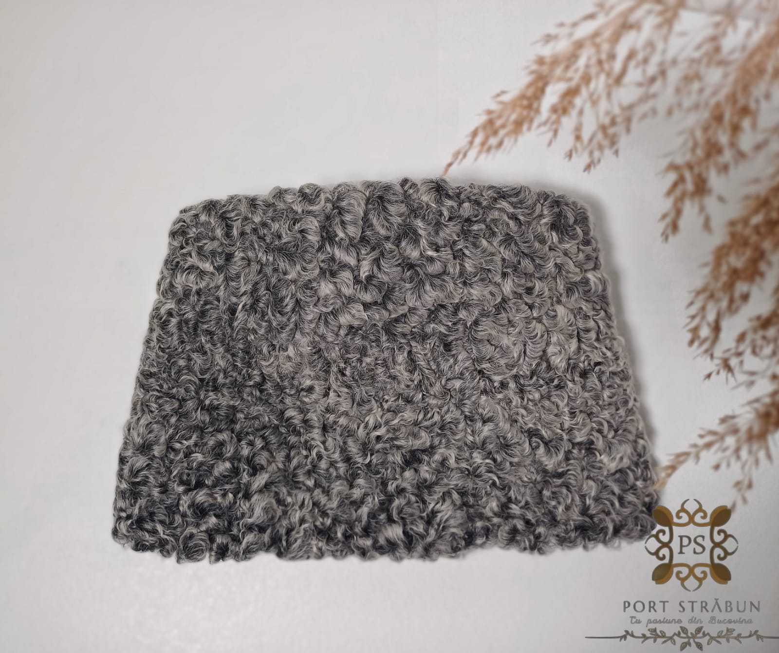 Căciula țărănească (cușma brumărie) este un accesoriu tradițional românesc, perfect pentru cei care iubesc și promovează cultura autentică. Realizată din blană naturală de miel și căptușită cu blană de oaie, această piesă aduce eleganță și autenticitate oricărei ținute tradiționale.