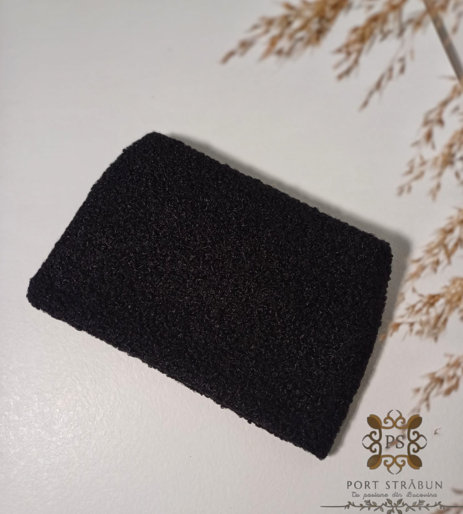 "Căciulă țărănească tradițională din imitație de blană de miel, cu căptușeală naturală din bumbac, in sau cânepă – accesoriu autentic al portului popular românesc."