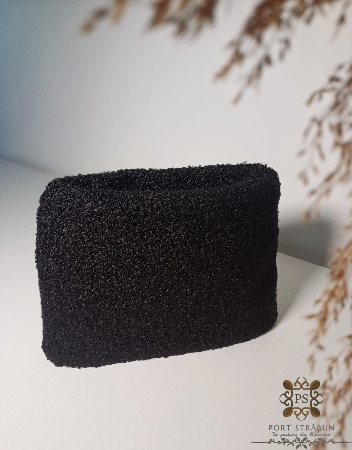 "Căciulă țărănească tradițională din imitație de blană de miel, cu căptușeală naturală din bumbac, in sau cânepă – accesoriu autentic al portului popular românesc."