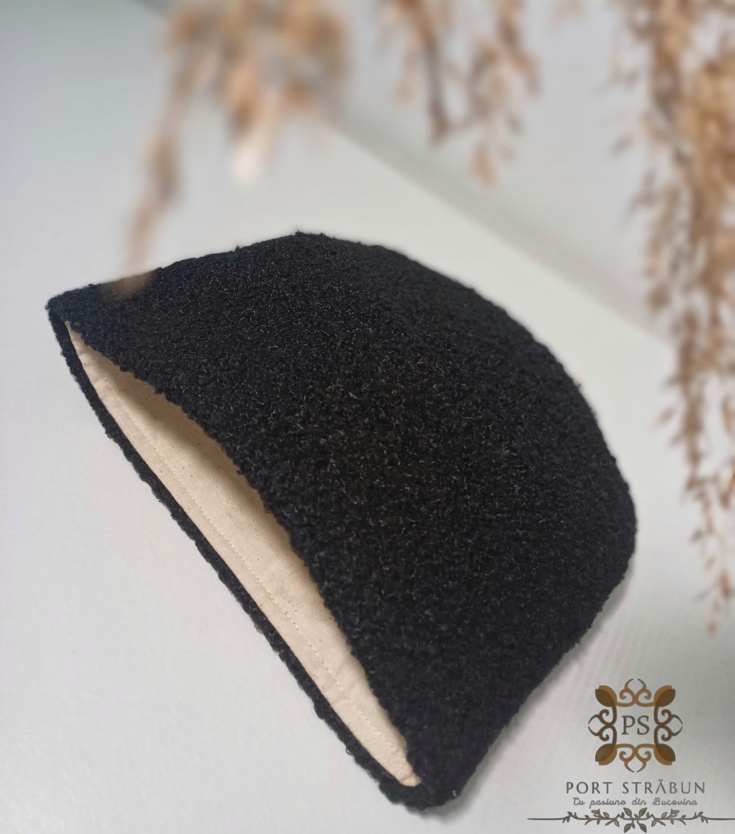 "Căciulă țărănească tradițională din imitație de blană de miel, cu căptușeală naturală din bumbac, in sau cânepă – accesoriu autentic al portului popular românesc."