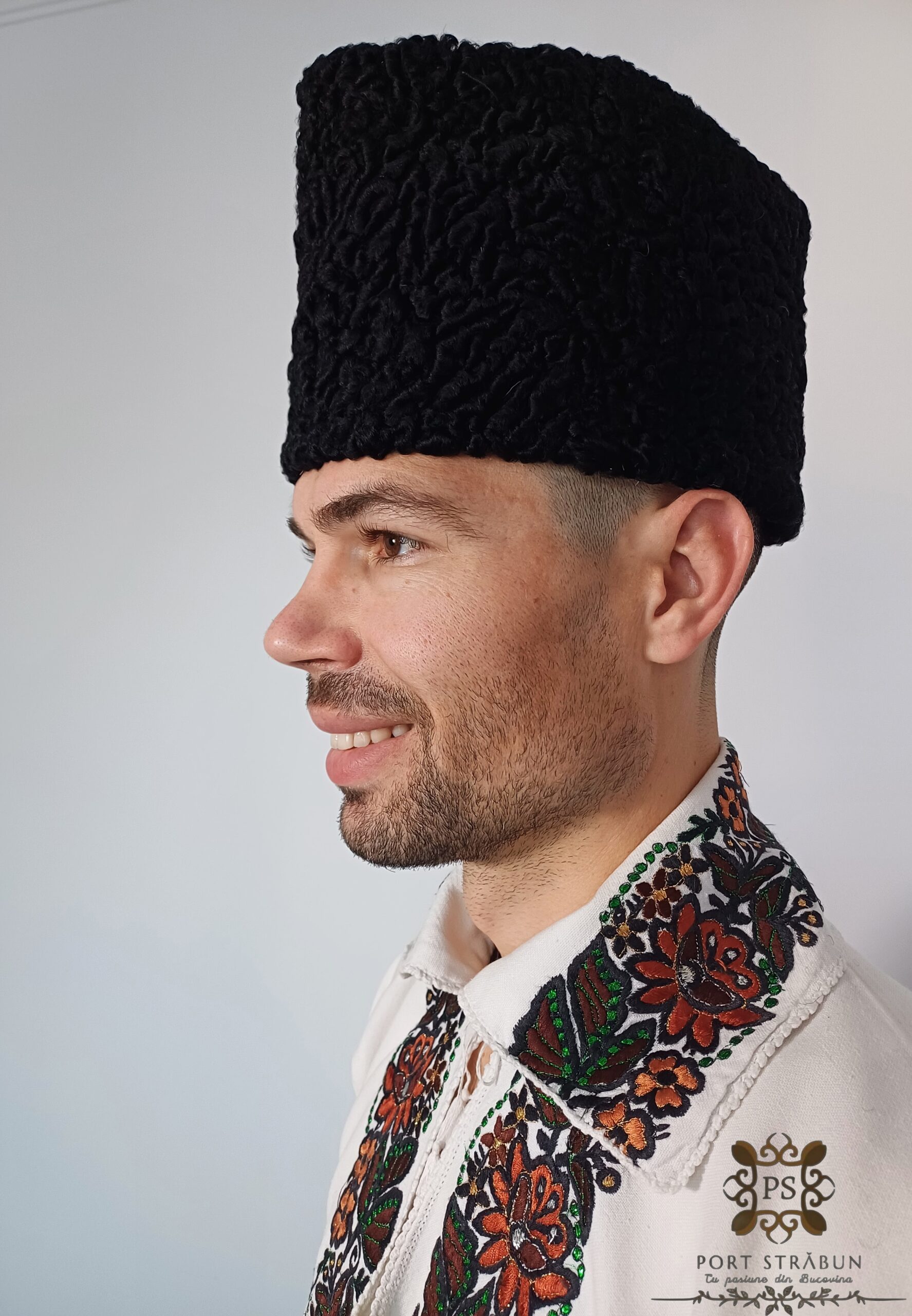 Căciula Țărănească din Blană de Miel” este un simbol al autenticității românești, creată pentru cei care iubesc tradițiile și promovează cultura populară. Realizată din blană naturală de miel și căptușită cu blană de oaie, oferă un design clasic, versatil și confortabil. Ideală pentru dansatori, ansambluri folclorice și orice ocazie culturală, această piesă tradițională completează perfect ținutele tradiționale și adaugă o notă de rafinament oricărui stil. Un accesoriu care îmbină funcționalitatea cu respectul pentru tradiție!