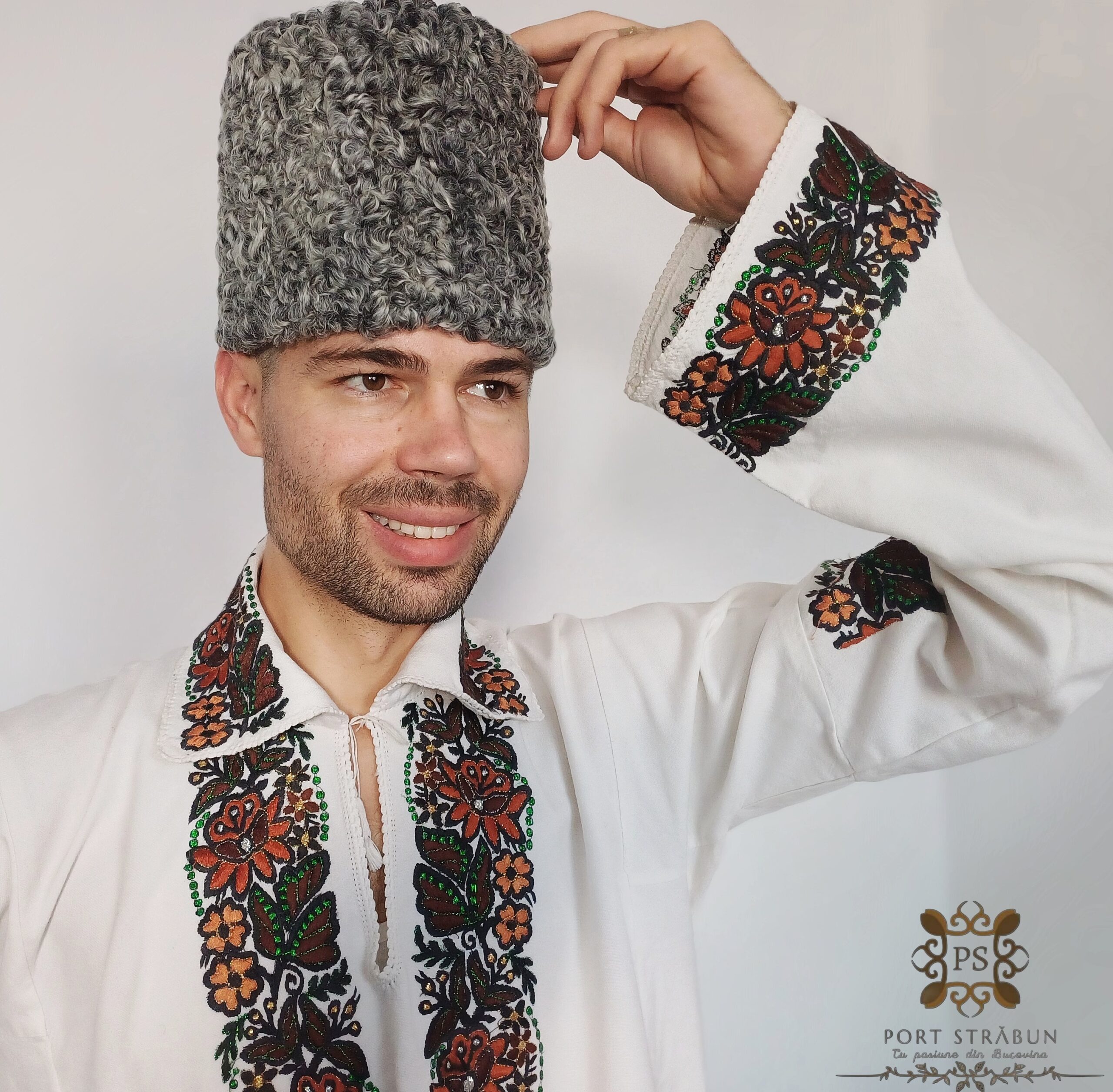 Cușma brumărie, cunoscută și sub denumirea de căciulă țărănească tradițională, reprezintă un simbol al moștenirii culturale românești. Fabricată din materiale naturale, această piesă versatilă poate fi purtată la evenimente folclorice, spectacole sau în viața de zi cu zi, completând armonios orice ținută autentică.
