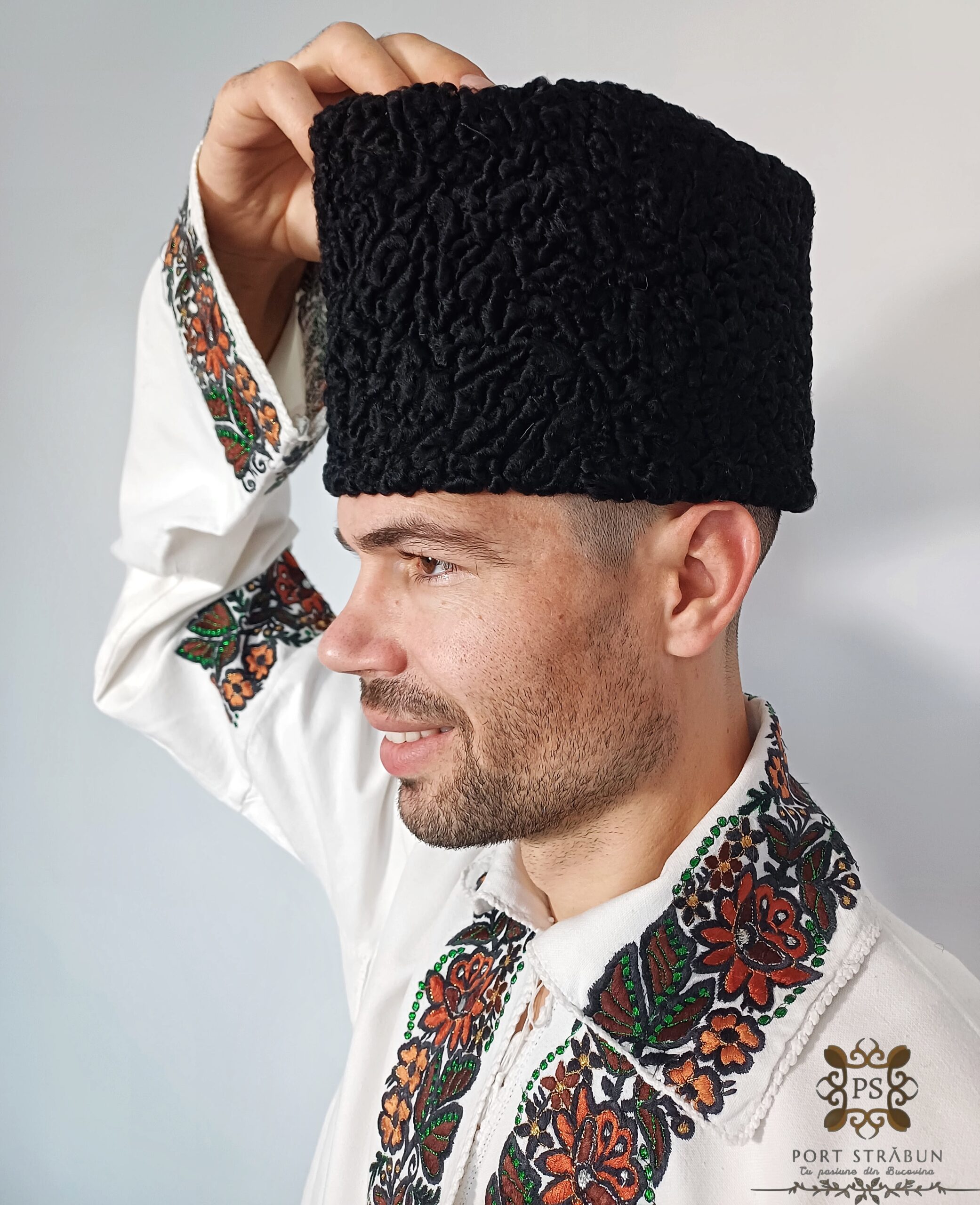 Căciula Țărănească din Blană de Miel” este un simbol al autenticității românești, creată pentru cei care iubesc tradițiile și promovează cultura populară. Realizată din blană naturală de miel și căptușită cu blană de oaie, oferă un design clasic, versatil și confortabil. Ideală pentru dansatori, ansambluri folclorice și orice ocazie culturală, această piesă tradițională completează perfect ținutele tradiționale și adaugă o notă de rafinament oricărui stil. Un accesoriu care îmbină funcționalitatea cu respectul pentru tradiție!
