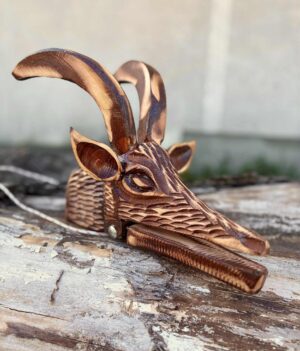 🐐 Cap de Capră Tradițional – Simbol Autentic al Folclorului Românesc Redescoperă farmecul sărbătorilor de iarnă cu acest cap de capră sculptat manual din lemn de tei! Un simbol esențial al Jocului Caprei, această piesă artizanală aduce autenticitatea tradițiilor românești în casa ta. Perfect pentru colindători, pasionați de folclor și iubitori de obiecte decorative rustice. 🎭 Tradiție & Semnificație Jocul Caprei este unul dintre cele mai spectaculoase obiceiuri românești, menit să alunge spiritele rele și să aducă noroc și prosperitate în noul an. Cu sunetul clopoțeilor și energia colindătorilor, acest ritual păstrează vie magia sărbătorilor! 🔥 De ce să alegi acest cap de capră? ✅ Sculptat manual în lemn de tei – ușor, durabil, autentic ✅ Simbol al obiceiurilor de iarnă – esențial pentru colindători ✅ Ideal pentru colecționari și pasionați de folclor ✅ Decor rustic – adaugă un aer tradițional oricărui spațiu 🎁 Cadoul perfect pentru iubitorii de tradiții Dăruiește un obiect de artizanat unic, plin de istorie și simbolism! Acest cap de capră este un accesoriu autentic pentru cei care prețuiesc folclorul românesc și tradițiile de iarnă. 📌 Comandă acum și adaugă un strop de autenticitate sărbătorilor tale!