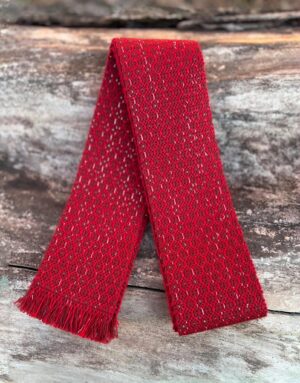 Brâu tradițional românesc roșu, accesoriu autentic pentru costum popular, ideal pentru evenimente folclorice, parade, dansuri tradiționale și festivaluri culturale.