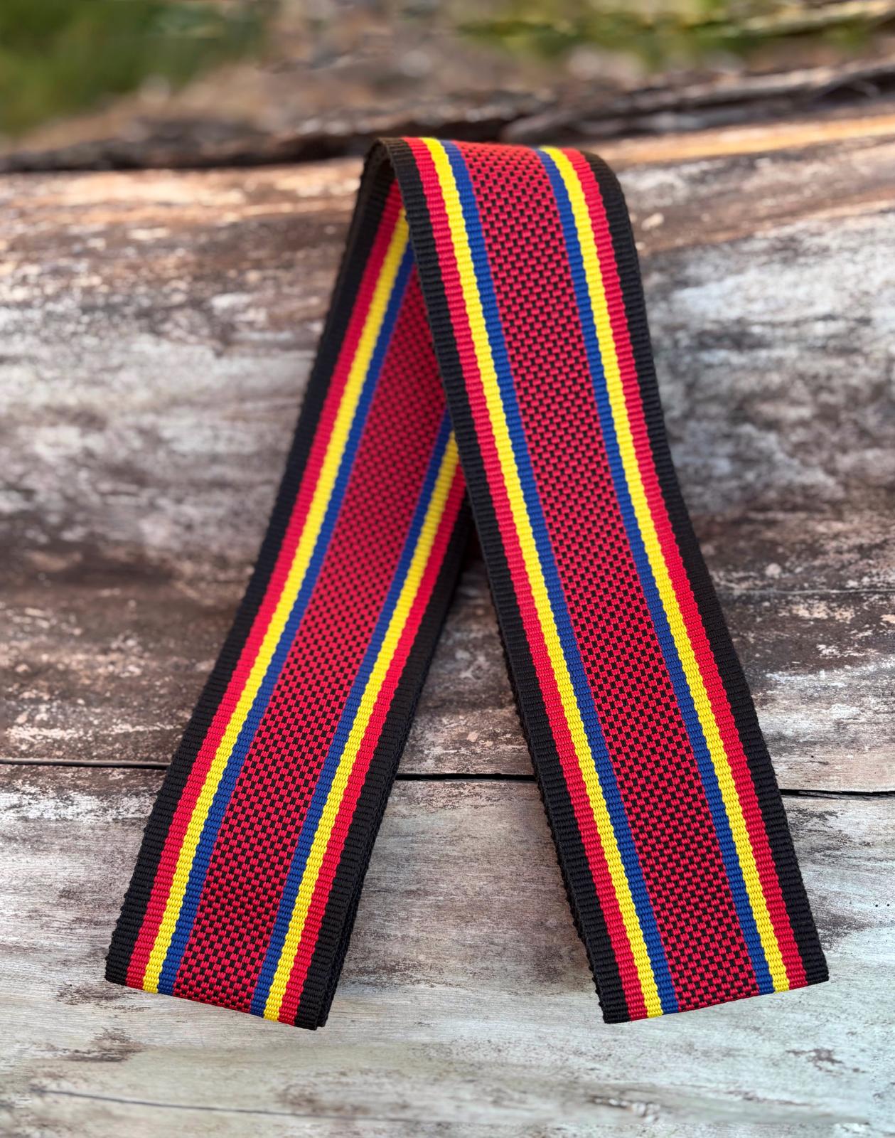 Brâu tradițional românesc țesut, model autentic în culorile tricolorului, accesoriu pentru costum popular, ideal pentru evenimente folclorice și dansuri tradiționale.