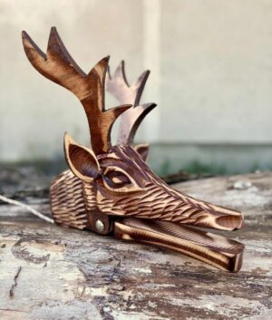 🦌 Cap de Cerb Sculptat Manual – Obiect tradițional românesc, realizat cu măiestrie din lemn de tei. Simbol autentic al folclorului, ideal pentru colindători, spectacole și decor rustic. Comandă acum un simbol al moștenirii culturale românești!