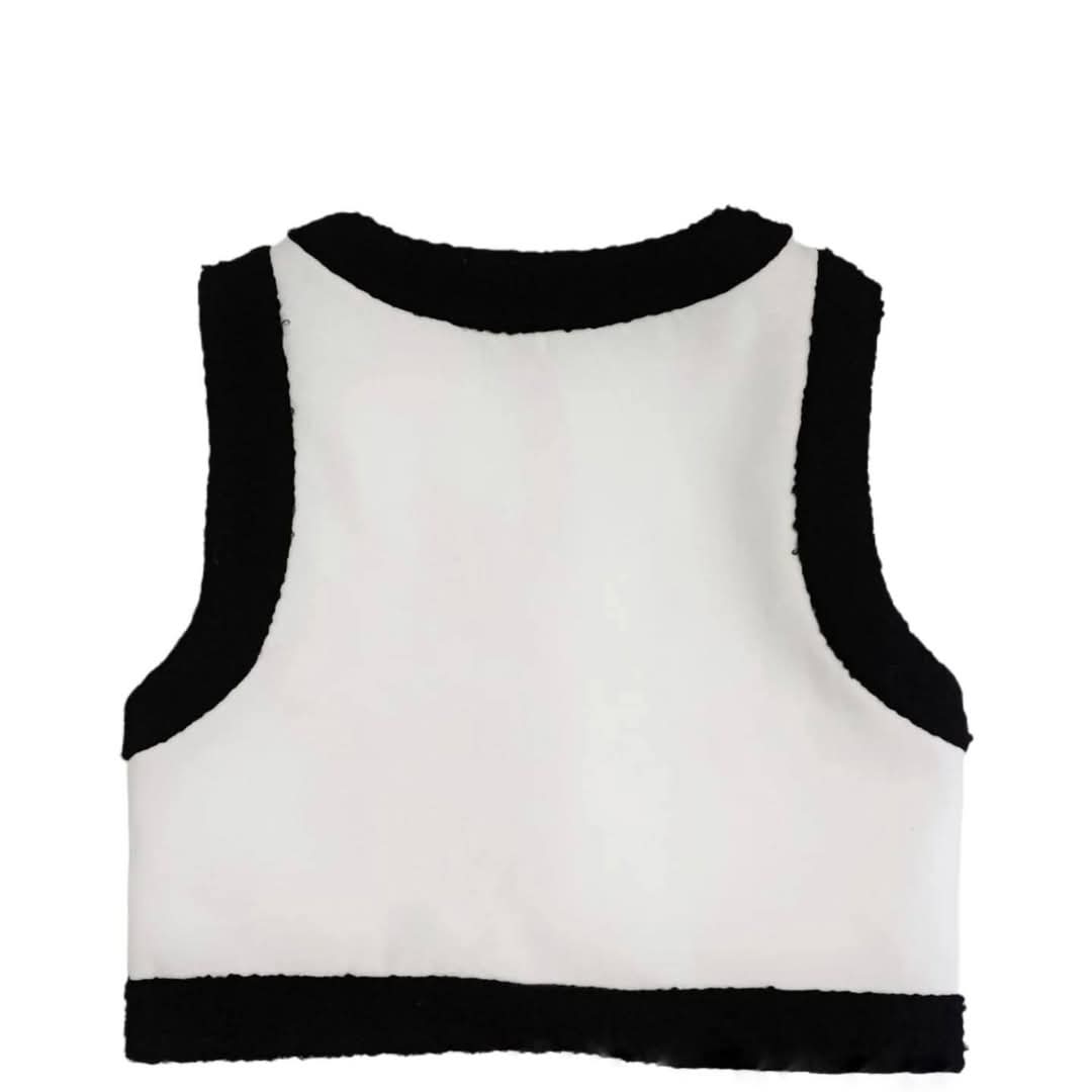 🧥 Bundiță Tradițională Românească – Eleganță și Rafinament în Stil Autentic 🔹 Redescoperă tradiția românească într-o piesă vestimentară de excepție! Această bundiță tradițională este realizată manual, respectând modelele autentice ale portului popular. Fabricată din stofă albă premium și decorată cu prim negru, această piesă este perfectă pentru cei care doresc să păstreze autenticitatea și să impresioneze prin eleganță. 🧵 Material Premium & Detalii Lucrate Manual ✔ Stofă albă de înaltă calitate – moale, rezistentă și potrivită pentru orice sezon. ✔ Decor cu prim negru – subliniază frumusețea detaliilor tradiționale. ✔ Contrast alb-negru elegant – oferă un aspect sofisticat și rafinat. 📏 Personalizare Pe Comandă – Croită pentru Tine Această bundiță este realizată exclusiv pe comandă, conform dimensiunilor tale exacte, pentru un confort și stil impecabil. 🔹 Cum să iei măsurătorile corect? ✔ Circumferința bustului – măsoară în zona cea mai proeminentă a pieptului. ✔ Lungimea bundiței – măsoară de la baza gâtului până la lungimea dorită. 📌 Măsoară fix, fără adaos suplimentar, peste haine subțiri. 📏 Tabel de Dimensiuni (Orientativ) Mărime Mărime Numerică Circumferință Bust (cm) Lungimea Bundiței (cm) XS 40 98-100 60 S 42 102-104 60 M 44 106-108 65 L 46 110-112 65 XL 48 114-116 70 2XL 50 118-120 70 3XL 52 122-124 75 🔹 Produs realizat manual, exclusiv pe comandă! 📦 Execuție & Livrare ⚡️ Timp de execuție – 14 zile, în funcție de complexitatea comenzii. 🚚 Livrare rapidă – garantăm calitate și precizie în fiecare detaliu. ✨ Poartă cu Mândrie Tradiția Românească! Fie că o îmbraci la evenimente speciale, festivaluri folclorice sau sărbători, această bundiță tradițională îți va oferi un look elegant și autentic. 📢 Comandă acum și adaugă o piesă autentică în garderoba ta! 🎭🌿