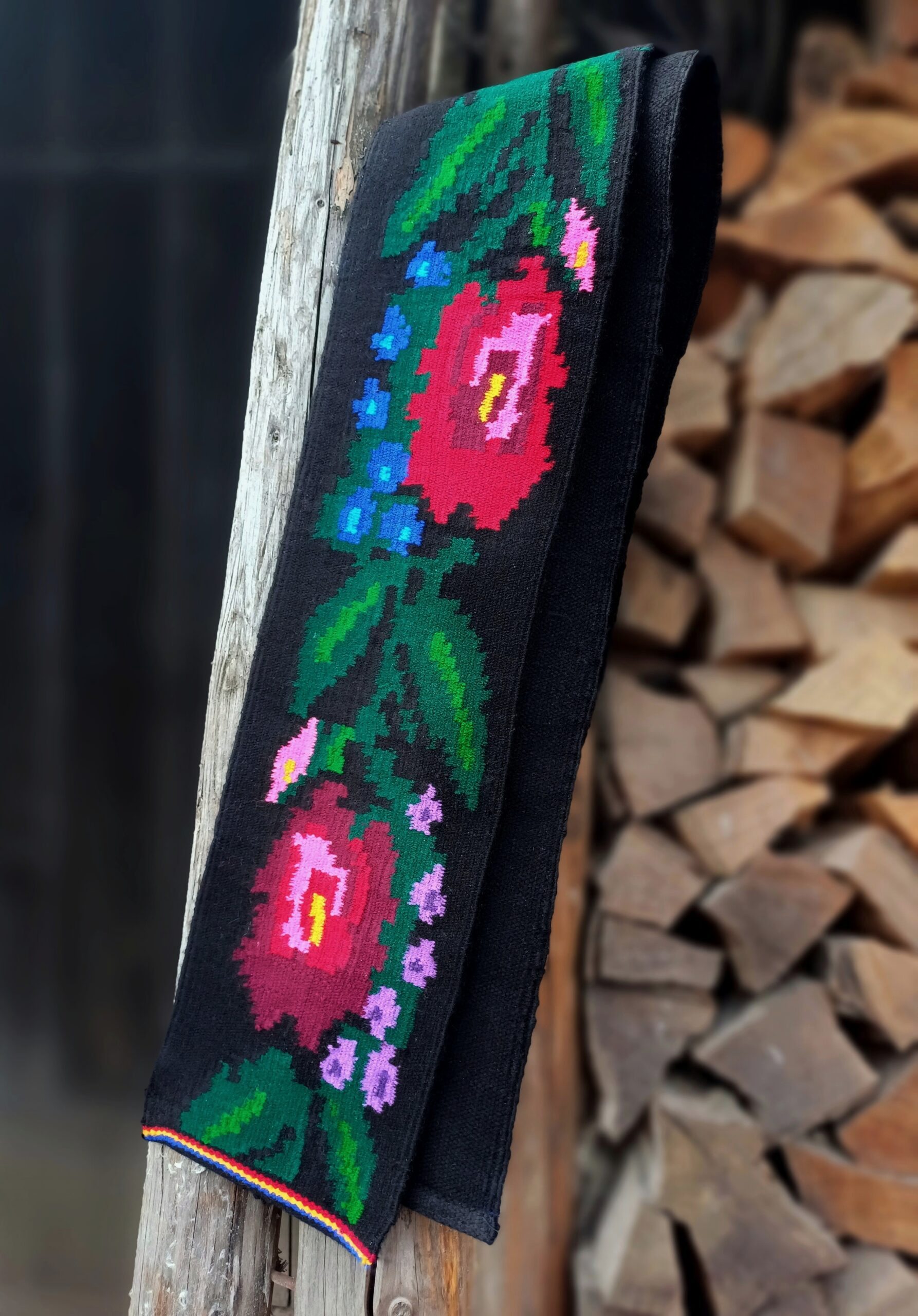 Brâu tradițional cu flori, ales în stative, țesut manual, model autentic moldovenesc, motive florale viu colorate, port popular românesc.