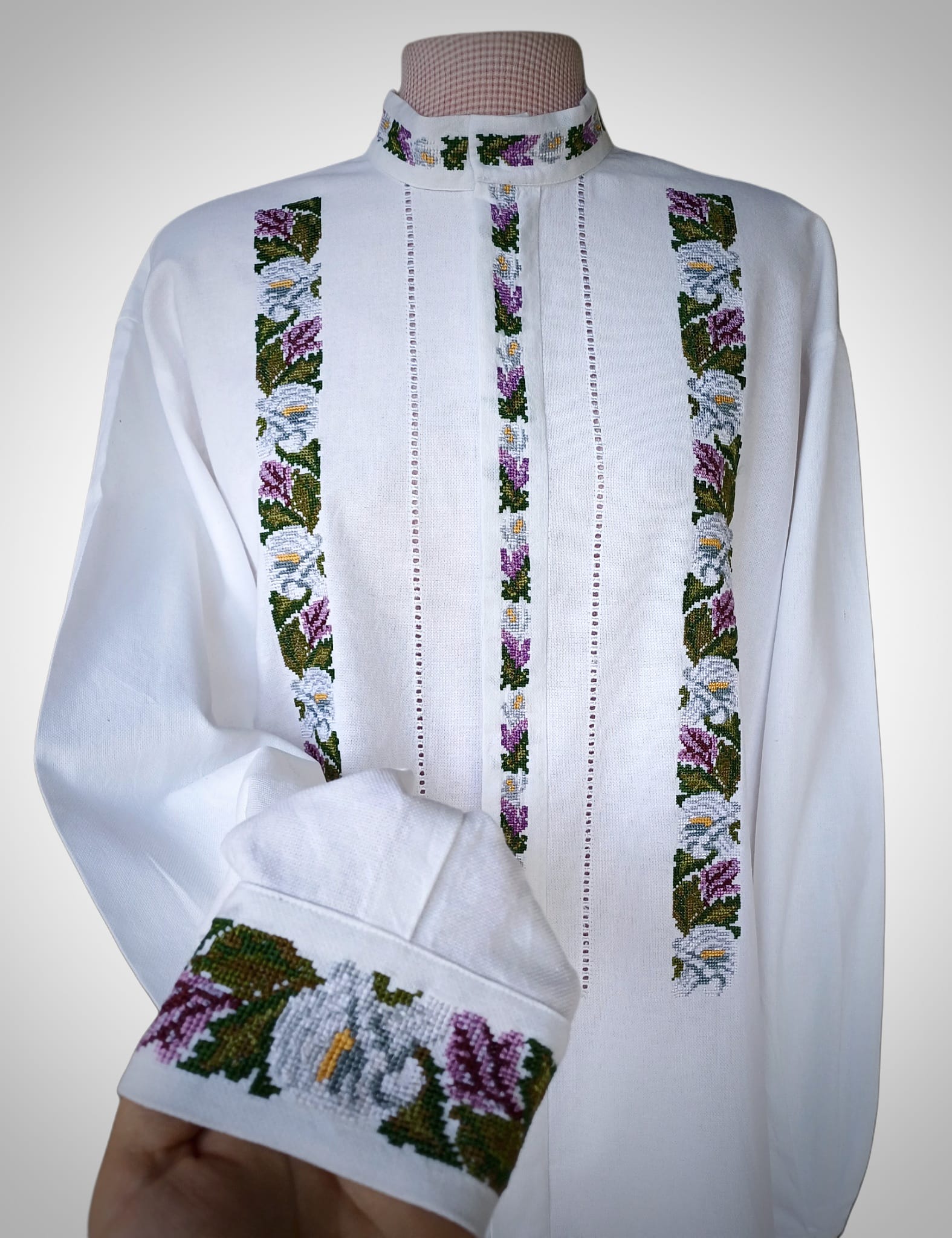 Cămașă tradițională albă pentru bărbați, cusută manual cu fir de mătase, model floral în alb, mov, verde și galben, cu guler tunică brodat și manșete decorate.