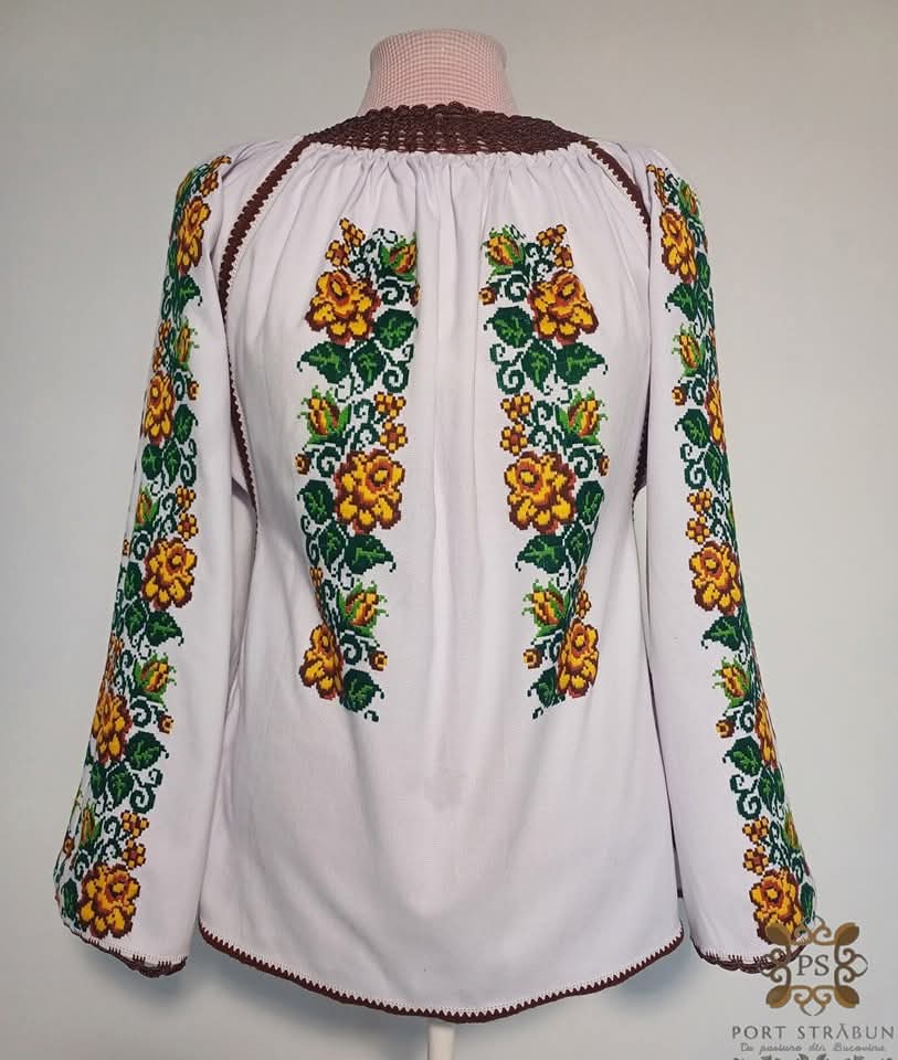 Ie tradițională românească cusută manual, model „Maria”, broderie florală galbenă și verde pe pânză albă, vedere din spate