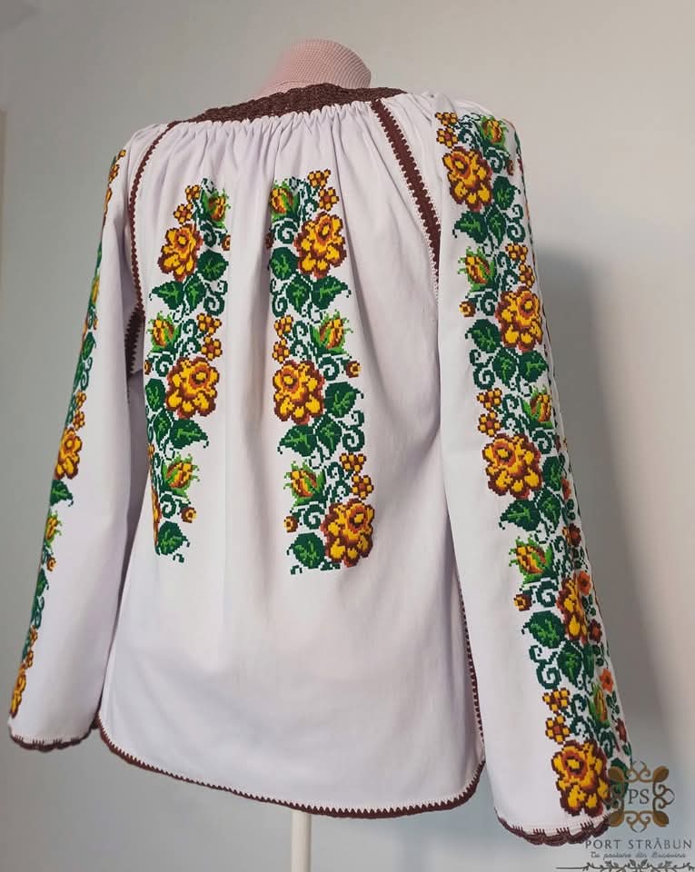 Broderie florală simetrică pe spate – ie din Bucovina