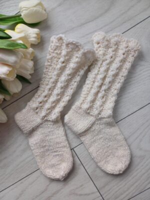 Ciorapi tradiționali din PNA croșetați manual, crem, așezați pe podea deschisă la culoare, lângă buchet de lalele albe – PortStrăbun.ro