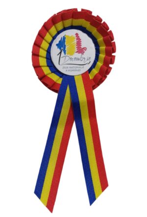 Cocardă tricoloră 1 Decembrie, plisată manual, cu inscripție „Ziua Națională a României”, accesoriu tradițional românesc pentru parade și evenimente.