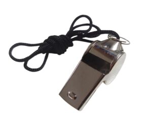 Fluier tradițional din metal cu șnur, folosit în obiceiurile de iarnă de colindători și urători, accesoriu românesc autentic.
