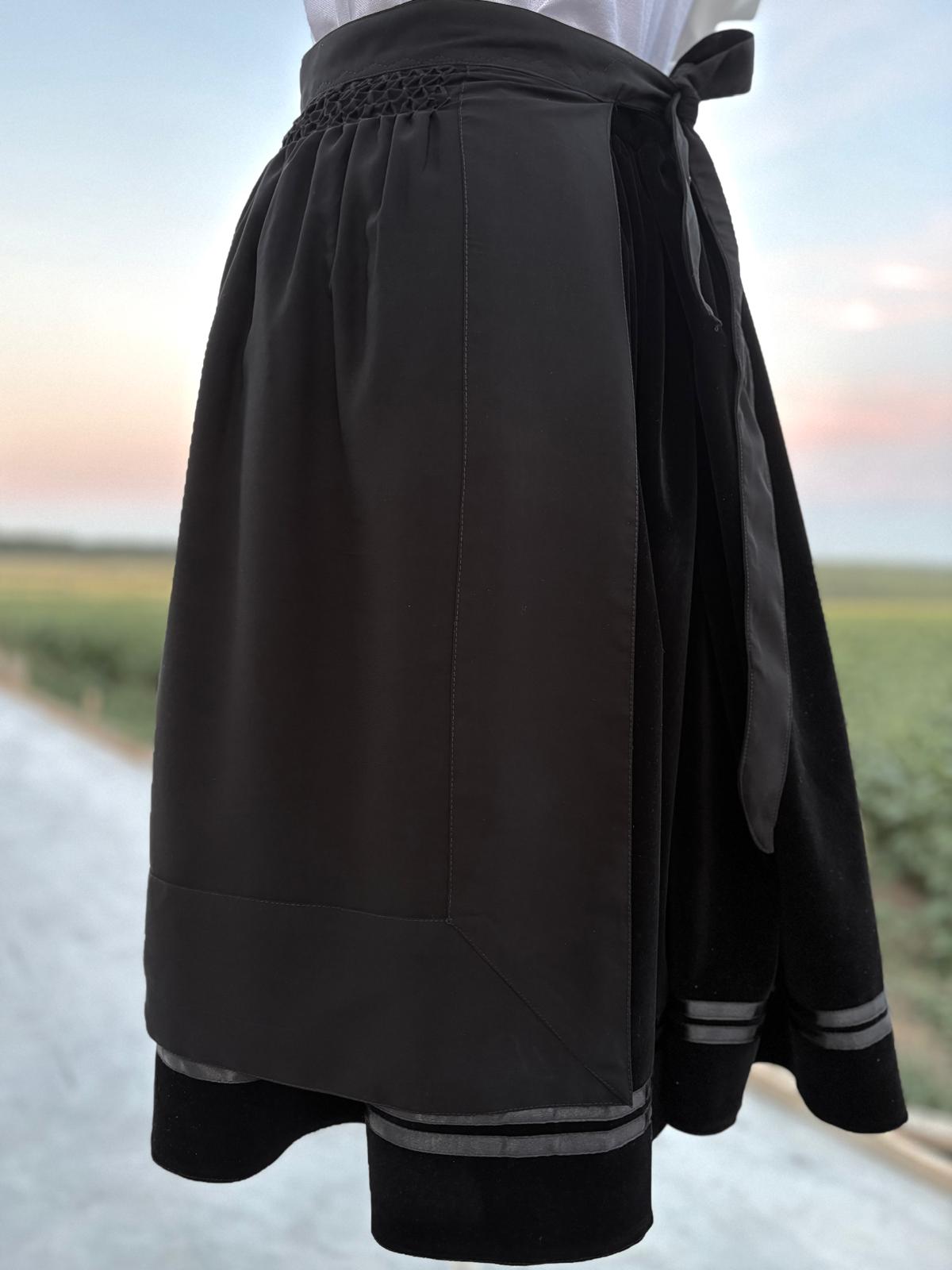 Șorț tradițional românesc „Șfartug” din damasc negru, cusut manual, model din Bucovina, Moldova și Ardeal