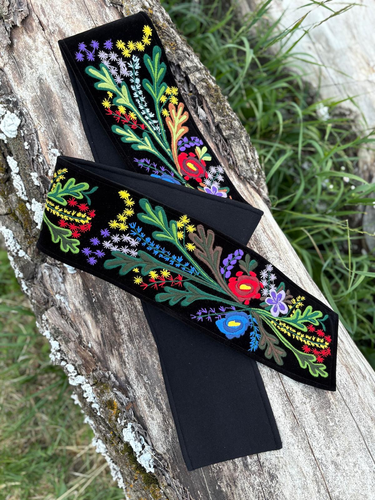 Brâu tradițional românesc brodat manual pe catifea neagră, cu motive florale multicolore – accesoriu autentic pentru costum popular