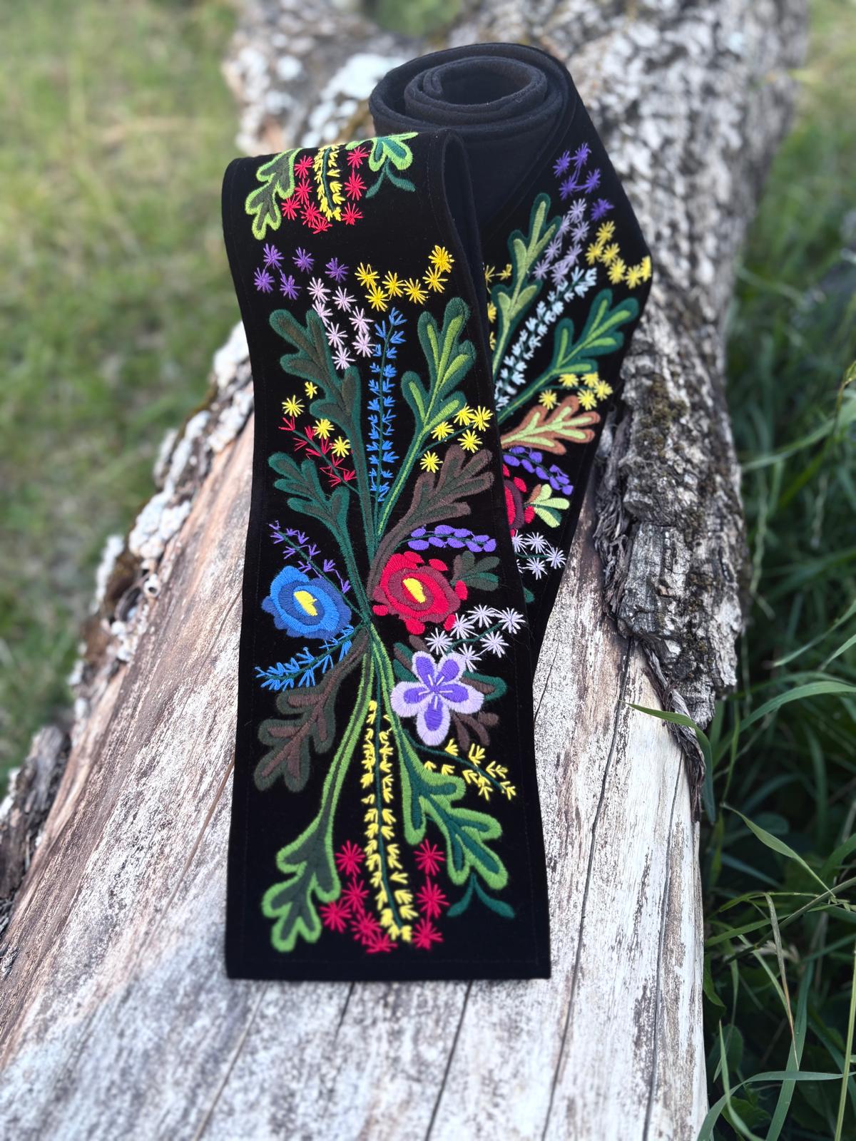 Brâu tradițional românesc brodat manual pe catifea neagră, cu motive florale multicolore – accesoriu autentic pentru costum popular