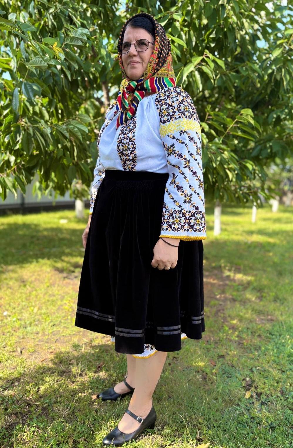 Fustă tradițională din catifea neagră, cu talie încrețită manual și benzi ornamentale aplicate.