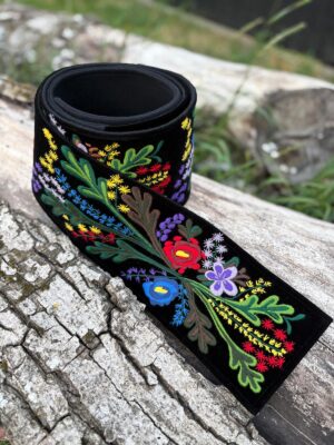 Brâu tradițional românesc brodat manual pe catifea neagră, cu motive florale multicolore – accesoriu autentic pentru costum popular
