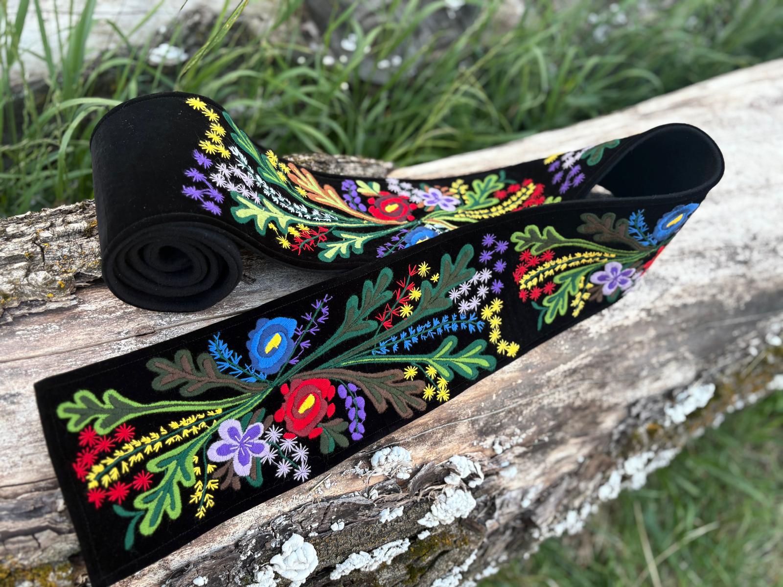 Brâu tradițional românesc brodat manual pe catifea neagră, cu motive florale multicolore – accesoriu autentic pentru costum popular