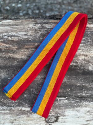 Brâu tradițional românesc țesut, model autentic în culorile tricolorului, accesoriu pentru costum popular, ideal pentru evenimente folclorice și dansuri tradiționale.