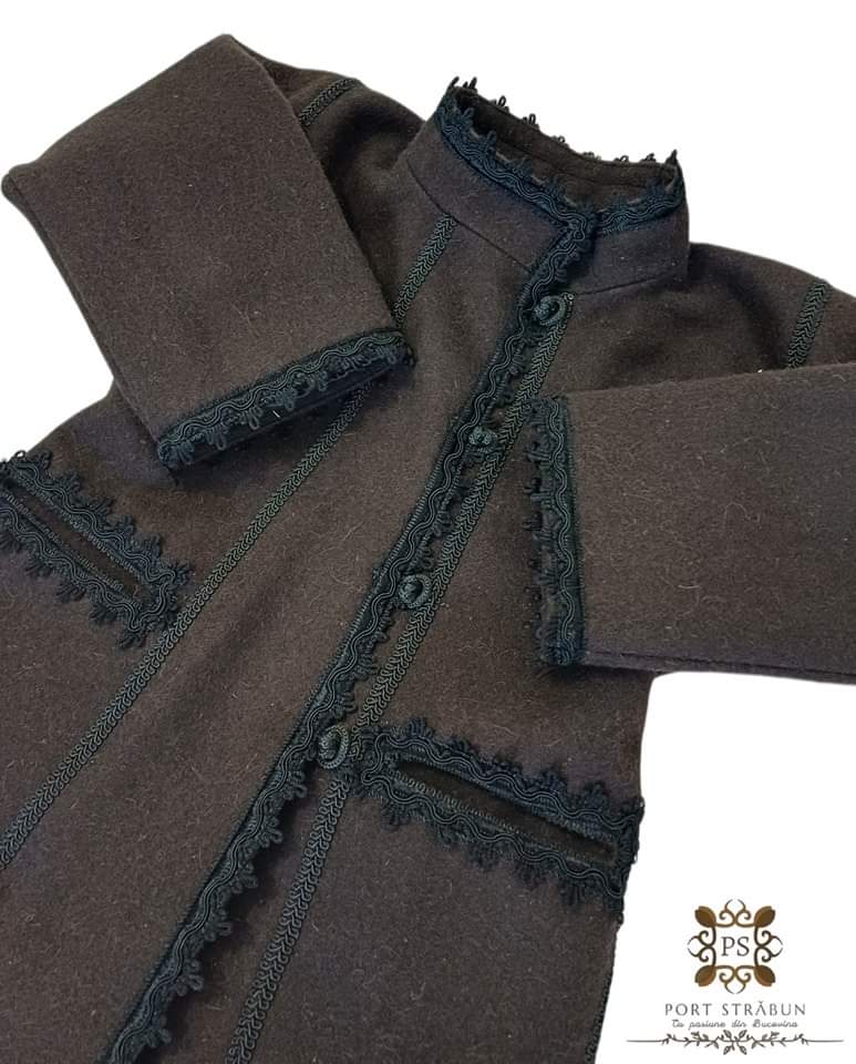 Suman tradițional românesc din postav maro, cusut manual în Bucovina, cu design autentic și croială clasică. Ideal pentru evenimente culturale și folclorice.