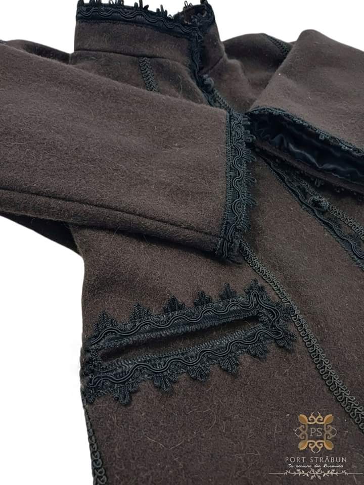 Suman tradițional românesc din postav maro, cusut manual în Bucovina, cu design autentic și croială clasică. Ideal pentru evenimente culturale și folclorice.