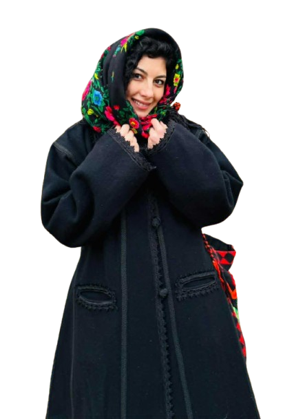 Suman tradițional românesc din postav maro, cusut manual în Bucovina, cu design autentic și croială clasică. Ideal pentru evenimente culturale și folclorice.