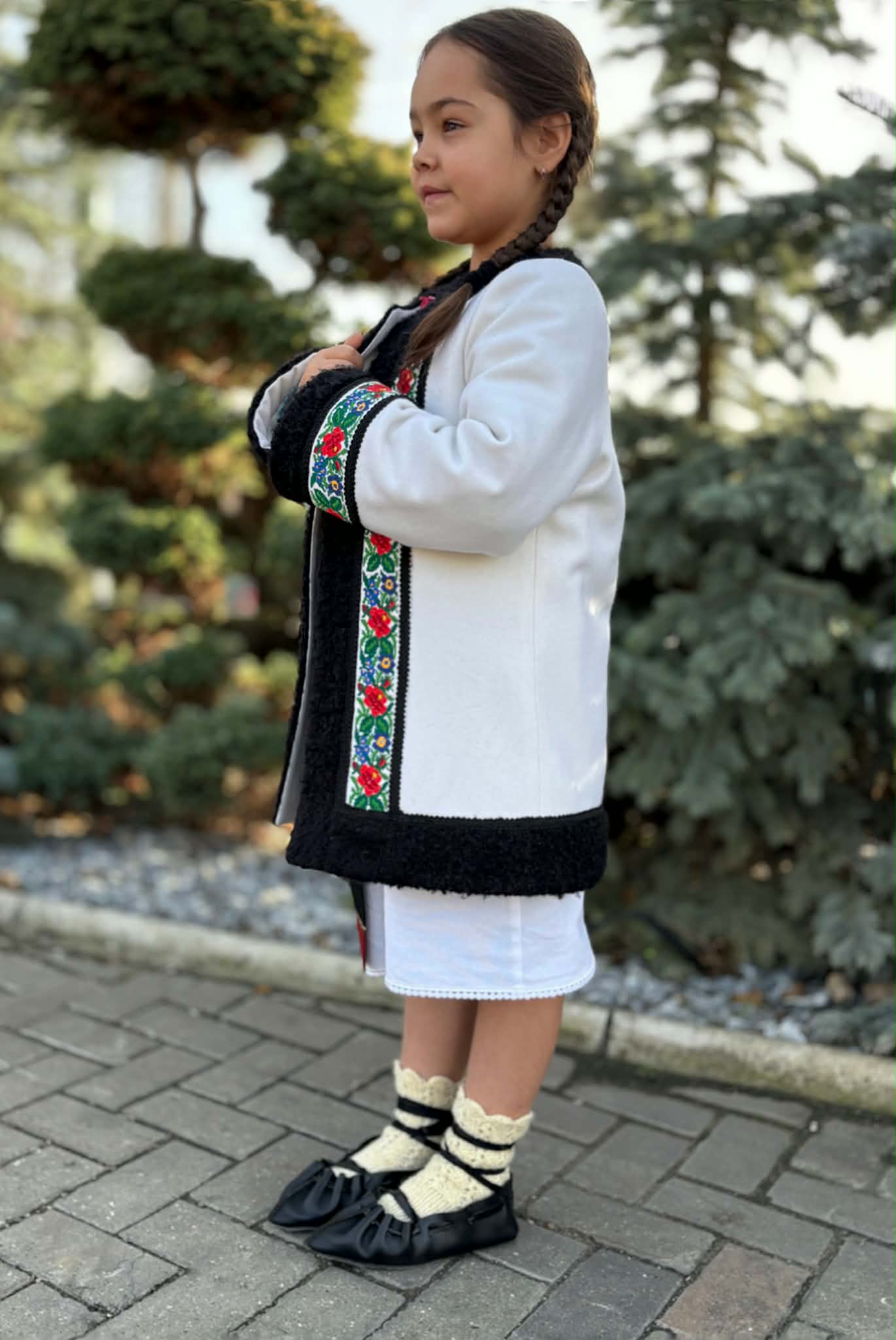 Îmbrăcăminte tradițională pentru copii, croială dreaptă, broderie florală