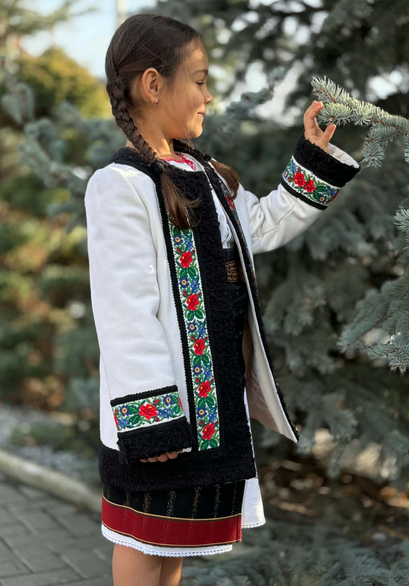 Îmbrăcăminte tradițională pentru copii, croială dreaptă, broderie florală