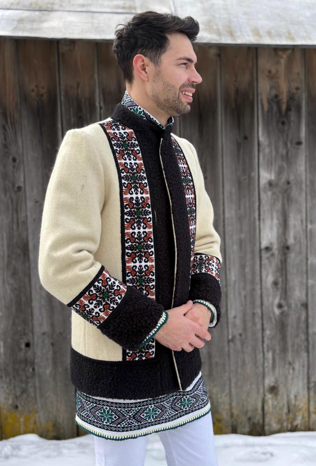 Haină tradițională tip cojoc bucovinean din lână 100% cu ornamente geometrice autentice, parte din costum popular bărbătesc românesc