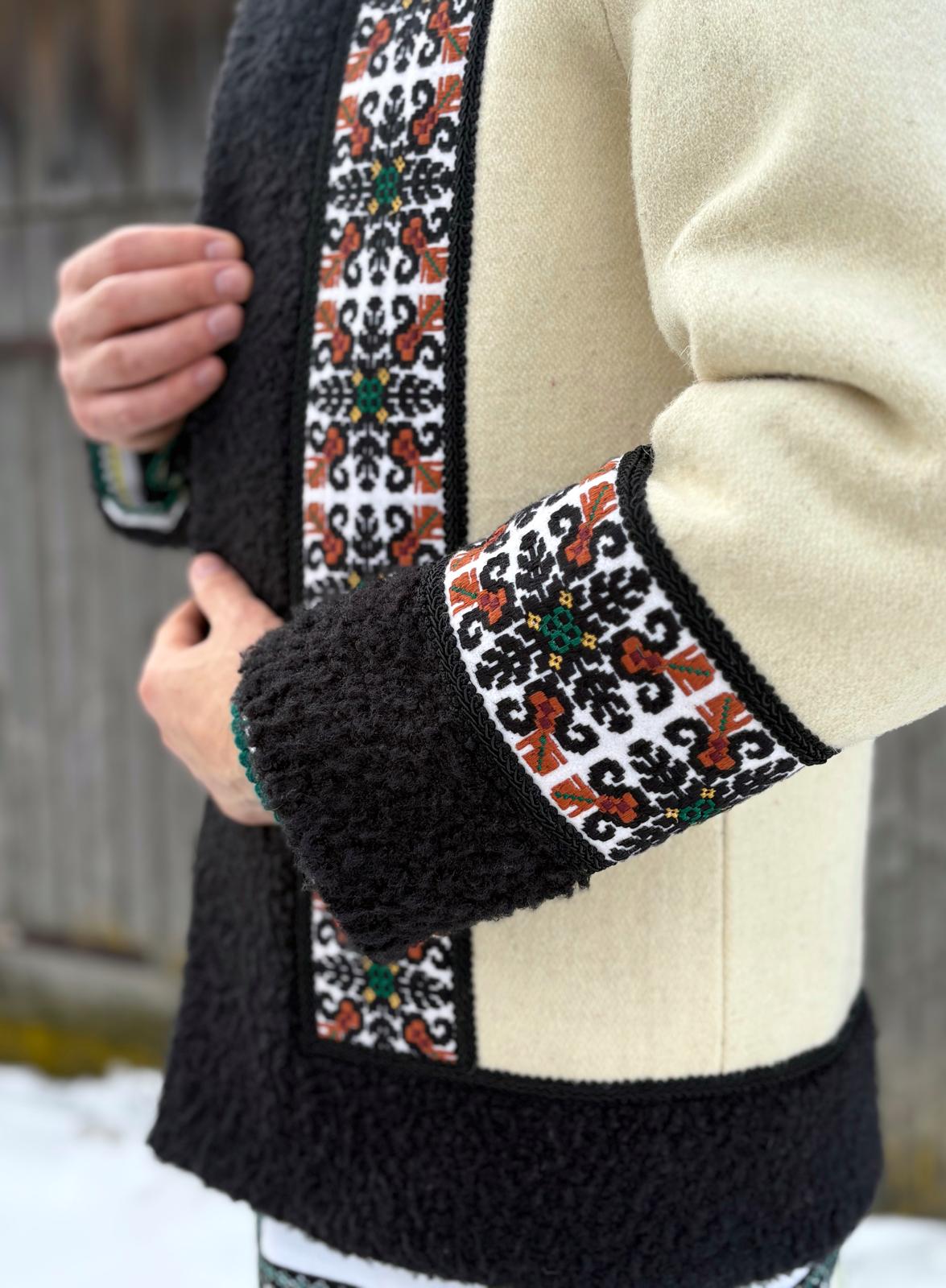 Haină tradițională tip cojoc bucovinean din lână 100% cu ornamente geometrice autentice, parte din costum popular bărbătesc românesc
