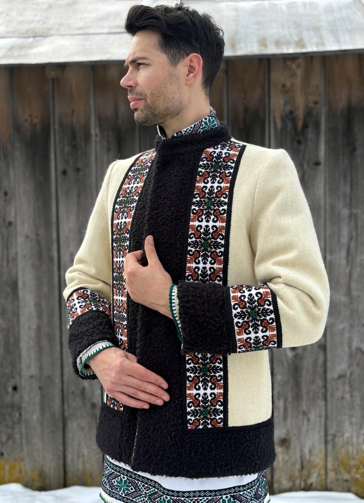 Haină tradițională tip cojoc bucovinean din lână 100% cu ornamente geometrice autentice, parte din costum popular bărbătesc românesc