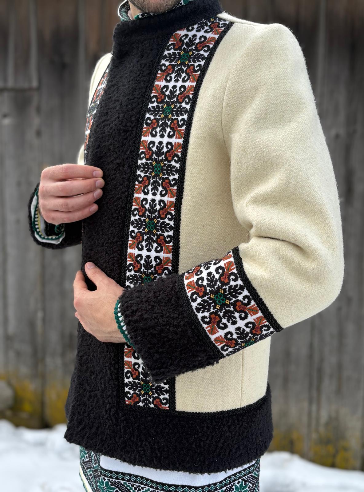 Haină tradițională tip cojoc bucovinean din lână 100% cu ornamente geometrice autentice, parte din costum popular bărbătesc românesc